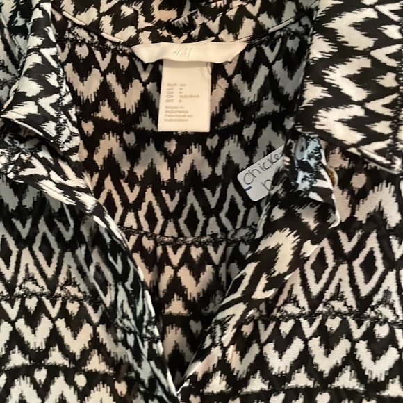 Preloved H&M sleeveless Black and white print top - Picture 2 of 6